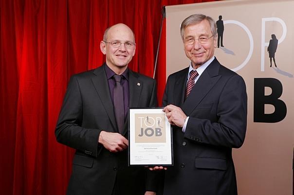 Bundeswirtschaftsminister a. D. Wolfgang Clement überreicht Stefan Kreh, Personalchef SEAT Deutschland GmbH, das Top Job-Gütesiegel. Foto: Seat